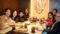 Meski belum berencana menikah dalam waktu dekat, tapi hubungan Tissa dan Dul sudah sangat dekat. Seperti momen Tissa makan bareng Maia Estianty dan keluarga Dul. Foto: Instagram @tissabiani