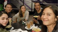 Tissa juga memiliki kepribadian yang sederhana termasuk pemilihan makanan. Ini posenya saat makan mie di warung kopi bersama lawan main di Gadis Kretek. Foto: Instagram @tissabiani