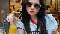 Tampil cantik dan modis, Tissa unggah foto ketika ia bersantai menikmati minuman dingin di salah satu kafe kekinian. Foto: Instagram @tissabiani