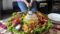 Rayakan ulang tahun di rumah, Tissa dapat kejutan nasi kuning tumpeng dengan aneka lauk melimpah seperti ayam goreng, perkedel, mie goreng hingga telur balado. Foto: Instagram @tissabiani