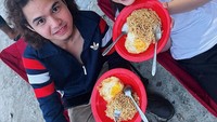 Makan sederhana seperti mie goreng instan dengan telur mata sapi jadi menu kesukaan Tissa dan Dul. Foto: Instagram @tissabiani