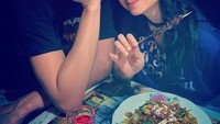 Makan sate hingga nasi goreng bareng Dul. Keduanya tampak senang berkunjung ke resto milik Ahmad Dhani. Foto: Instagram @tissabiani