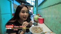 Terakhir ini keseruan Tissa saat jadi presenter acara kuliner yang blusukan makan bakso tulang enak di dalam gang.  Foto: Instagram @tissabiani