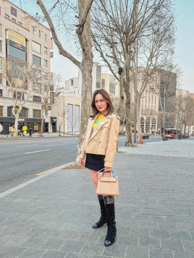 Tampil stylish, Shandy tampak memadukan rok pendek dengan sepatu boots. Seperti dalam foto, Shandy terlihat mengenakan dalaman berwarna kuning dipadukan dengan luaran coklat dan rok pendek berwarna hitam. Untuk melengkapi penampilannya ia juga menenteng tas berwarna coklat dan mengenakan sepasang knee-length boots berwarna hitam. Foto: Instagram/@shandyaulia