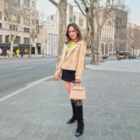 Tampil stylish, Shandy tampak memadukan rok pendek dengan sepatu boots. Seperti dalam foto, Shandy terlihat mengenakan dalaman berwarna kuning dipadukan dengan luaran coklat dan rok pendek berwarna hitam. Untuk melengkapi penampilannya ia juga menenteng tas berwarna coklat dan mengenakan sepasang knee-length boots berwarna hitam. Foto: Instagram/@shandyaulia