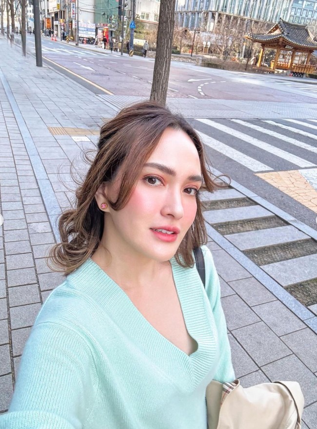 Tampil cantik dengan wajah glowing, tak heran jika penampilan Shandy kerap jadi sorotan. Meski sudah menginjak usia 36 tahun namun wajahnya masih terlihat mulus tanpa sedikitpun kerutan. Foto: Instagram/@shandyaulia