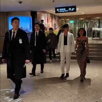 Dalam postingan lain, Angga dan Shenina juga terlihat ngobrol dengan Lisa BLACKPINK. Foto: Instagram