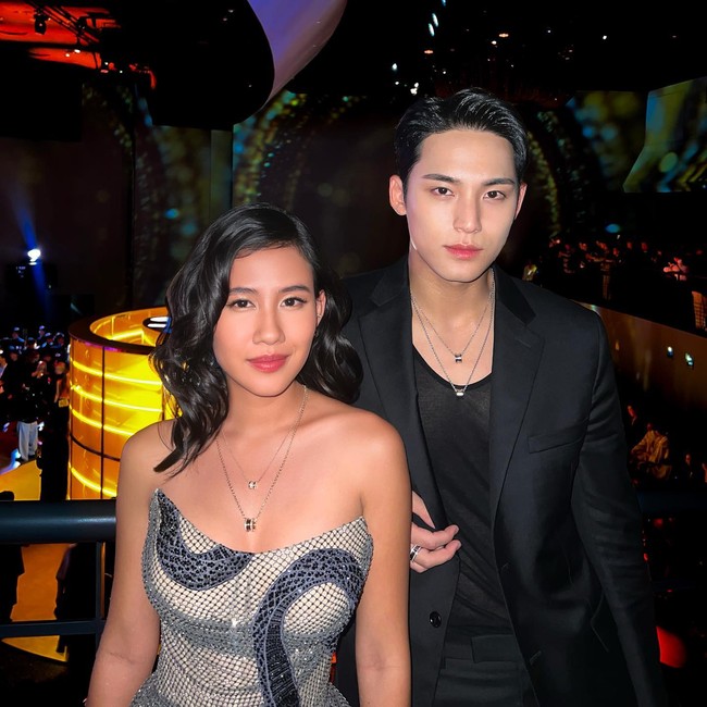 Bertemu dengan banyak selebriti dunia, mereka berfoto bersama Mingyu SEVENTEEN. Dalam video yang diambil netizen, mereka kompak bergantian saling mengambil gambar untuk satu sama lain dengan idol KPop itu. Foto: Instagram