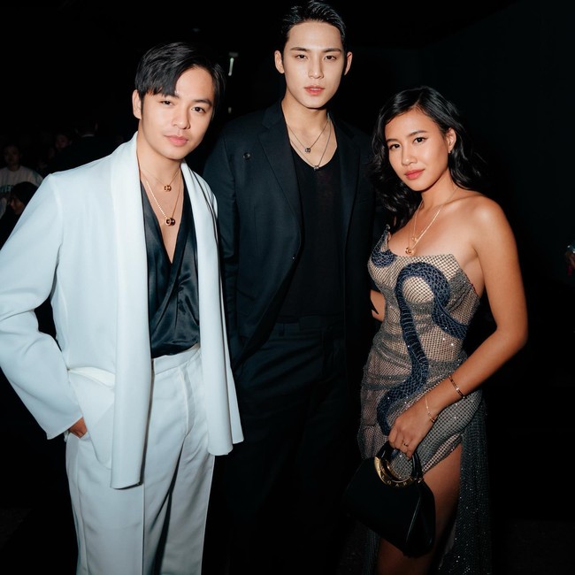 Mingyu, personel grup idol K-Pop Seventeen yang turut hadir dalam acara tersebut pun terlihat berpose bersama Angga dan Shenina. Foto: Instagram