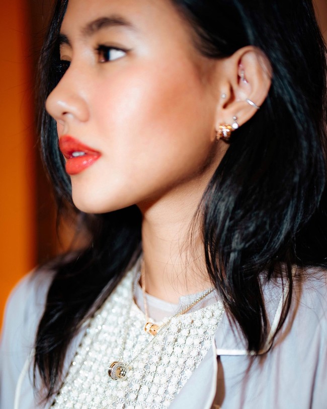 Pasangan kekasih tersebut terlihat kompak mengenakan baju bernuansa putih yang dipadukan dengan aksesori dari brand perhiasan asal Italia tersebut.  Foto: Instagram