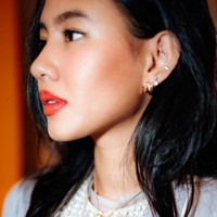 Pasangan kekasih tersebut terlihat kompak mengenakan baju bernuansa putih yang dipadukan dengan aksesori dari brand perhiasan asal Italia tersebut.  Foto: Instagram