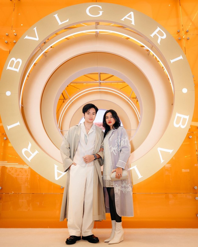 Dalam foto yang dibagikan di Instagram, baik Shenina dan Angga berada di Korea Selatan untuk menghadiri acara Bulgari. Sebelum datang ke party, kedua tampak menghadiri instalasi.  Foto: Instagram