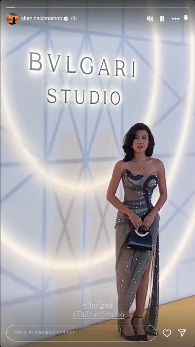 Shenina memakai bodice dress yang seksi dengan potongan asimetris dan belahan kaki tinggi. Foto: Instagram