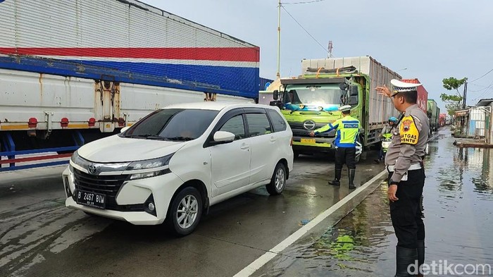 Situasi di jalan Pantura Desa Purwosari, Kecamatan Sayung, Demak, Jumat (15/3/2024) sore.