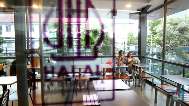 Stiker Halal yang tertempel di pintu masuk salah satu restoran siap saji di Salemba, Jakarta, Jumat (15/3/2024). Badan Penyelenggara Jaminan Produk Halal (BPJPH) Kementerian Agama mengejar target 10 juta produk bersertifikat halal pada 2024, sebagai upaya menjadikan Indonesia sebagai produsen makanan dan minuman halal nomor satu dunia pada tahun yang sama. McDonalds Indonesia menjaadi restoran cepat saji pertama yang menerima sertifikat halal yang berlaku sepanjang masa dari Badan Penyelenggara Jaminan Produk Halal (BPJPH). (CNBC Indonesia/Muhammad Sabki)