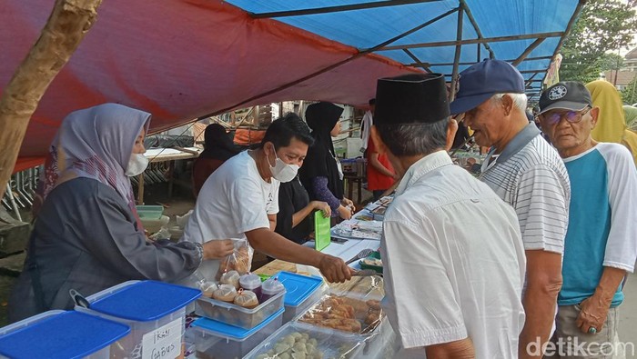 Suasana di pasar beduk Jalan Ratna Palembang.