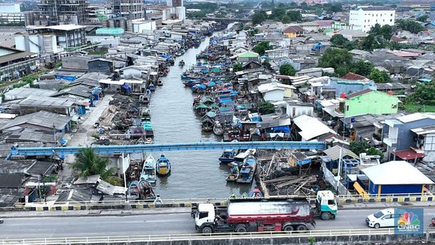 Suasana kampung nelayan di kawasan Kalibaru, Cilincing, Jakarta Utara, Jumat (15/3/2024). (CNBC Indonesia/Muhammad Sabki)