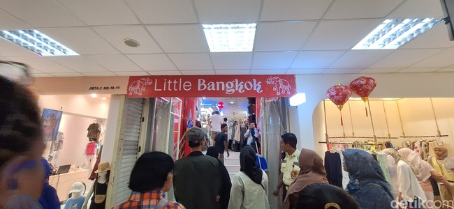 Little Bangkok terletak di Pusat Perbelanjaan Tanah Abang Blok A lantai 5. Area tersebut sudah dibuka sejak pertengahan Januari yang langsung ramai diserbu pengunjung, terutama menjelang Lebaran. Foto: Rahmi Anjani/Wolipop