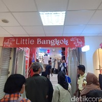 Little Bangkok terletak di Pusat Perbelanjaan Tanah Abang Blok A lantai 5. Area tersebut sudah dibuka sejak pertengahan Januari yang langsung ramai diserbu pengunjung, terutama menjelang Lebaran. Foto: Rahmi Anjani/Wolipop