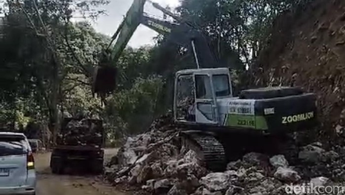 Suasana pemotongan tebing batu di wilayah Hutan Karaengta Maros.