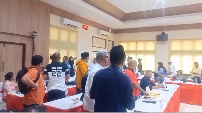 Suasana rapat pleno rekapitulasi tingkat provinsi di Gedung KPU Maluku.