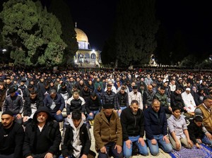 Masjid Al-Aqsa Dipadati Ribuan Jemaah saat Memperingati Malam Lailatul Qadar