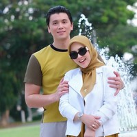 Wanita 43 tahun ini berbusana modest dengan gaun warna kuning mustard dan jilbab warna senada, dipadu croped jacket putih. Tas Hermes Birkin Nata Swift and Osier Wicker Picnic serta kacamata hitam melengkapi penampilannya. Foto: Instagram/@princessyahrini