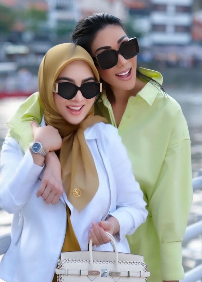 Komentar Bennu sudah disukai lebih dari 3.000 kali, namun Syahrini tampaknya belum membalas komentar dari makeup artist langganannya itu.  Foto: Instagram/@princessyahrini