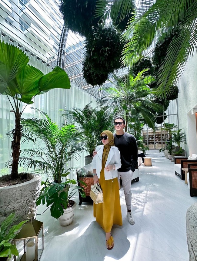 Syahrini mengunggah foto terbarunya bersama suami Reino Barack saat berada di Singapura. Lewat unggahannya tersebut, sosialita dan pengusaha ini mengucapkan, “Ramadan Mubarak Ramadan Kareem, Selamat Menunaikan Ibadah Puasa Mohon Maaf Lahir Dan Bathin.” Foto: Instagram/@princessyahrini