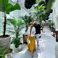 Syahrini mengunggah foto terbarunya bersama suami Reino Barack saat berada di Singapura. Lewat unggahannya tersebut, sosialita dan pengusaha ini mengucapkan, “Ramadan Mubarak Ramadan Kareem, Selamat Menunaikan Ibadah Puasa Mohon Maaf Lahir Dan Bathin.” Foto: Instagram/@princessyahrini