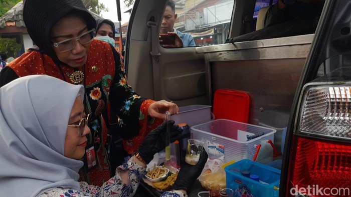 Tim gabungan BBPOM Surabaya dan Dinkes Sidoarjo melakukan uji sampel makanan dan minuman takjil di Taman Pinang dan Gading Fajar, Sidoarjo.