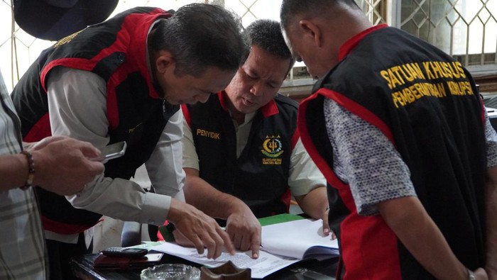 Tim penyidik Kejati Sumsel melakukan penggeledahan terkait adanya dugaan kasus mafia lahan perkebunan.