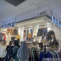 Berdasarkan pengamatan Wolipop, kebanyakan produk busana dijual Rp 100 ribuan hingga Rp 200 ribuan. Seperti banyak toko di Tanah Abang, beberapa gerai memberikan harga grosir dan satuan. Untuk barang-barang grosir biasanya dijual Rp 100 ribuan. Foto: Rahmi Anjani/Wolipop