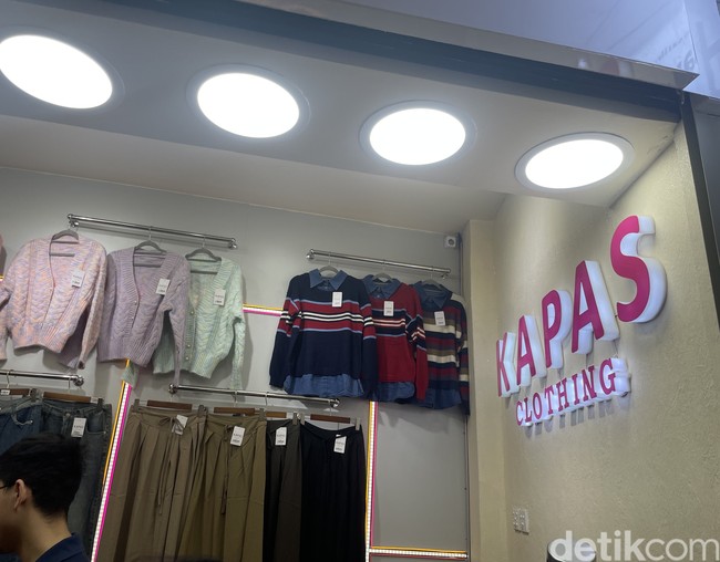 Beberapa baju yang banyak ditawarkan, antara lain setelan sporty, rok plisket, dress, kardigan, aksen renda, blus linen, celana kargo, produk branded Thailand KW, dan item-item kekinian lagi. Foto: Rahmi Anjani/Wolipop