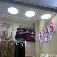 Beberapa baju yang banyak ditawarkan, antara lain setelan sporty, rok plisket, dress, kardigan, aksen renda, blus linen, celana kargo, produk branded Thailand KW, dan item-item kekinian lagi. Foto: Rahmi Anjani/Wolipop