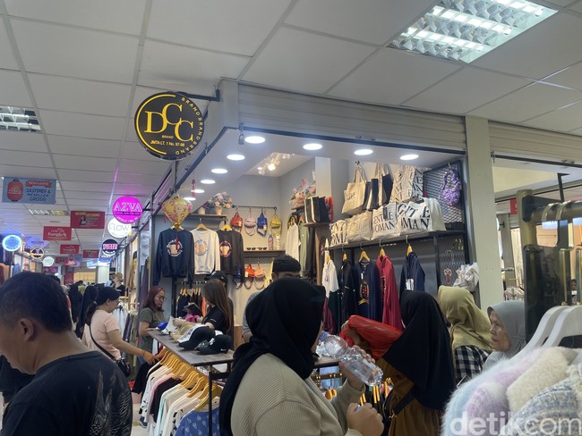 Di sana kamu bisa menemukan barang-barang yang sedang tren di pusat perbelanjaan Thailand. Foto: Rahmi Anjani/Wolipop