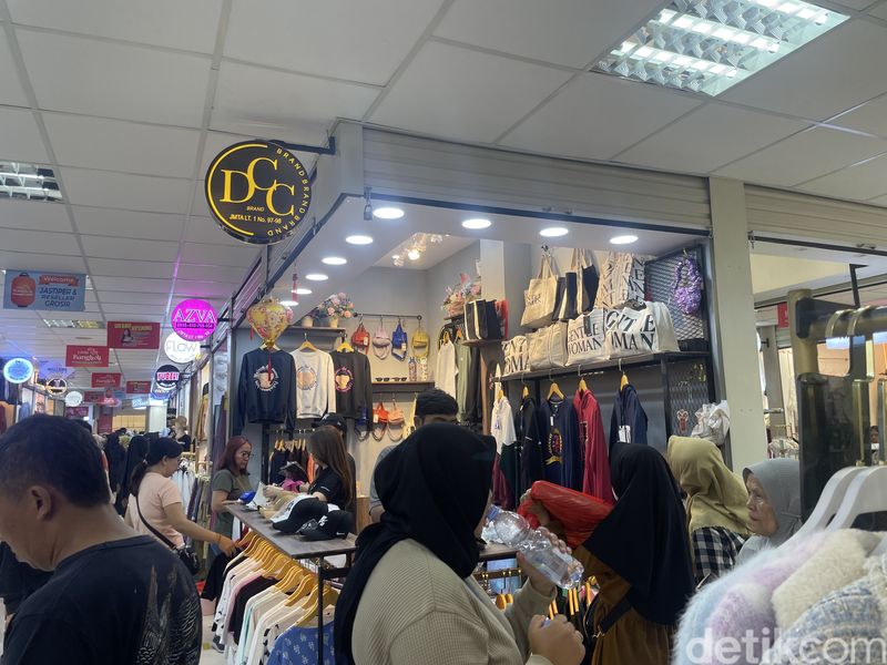 Toko Baju di Little Bangkok, Tanah Abang