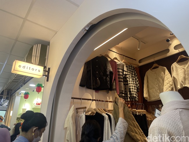 Salah satu toko yang menjual baju menarik adalah Editors, kamu bisa mendapati berbagai pilihan atasan dengan tekstur puffed. Adapun jaket kargo dan celana yang menggembung dan bisa didapatkan seharga Rp 200 ribu. Foto: Rahmi Anjani/Wolipop