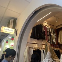 Salah satu toko yang menjual baju menarik adalah Editors, kamu bisa mendapati berbagai pilihan atasan dengan tekstur puffed. Adapun jaket kargo dan celana yang menggembung dan bisa didapatkan seharga Rp 200 ribu. Foto: Rahmi Anjani/Wolipop
