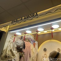 Sedangkan di Shalia Amora, berbagai busana dengan tema Shabby Chic bisa ditemukan. Cocok untuk Lebaran atau silahturahmi, tersedia serangkaian dress dengan aksen renda yang dijual Rp 200 ribuan. Foto: Rahmi Anjani/Wolipop