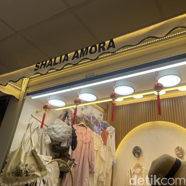 Suasana Little Bangkok di Tanah Abang yang Viral di TikTok, Banyak Baju Lucu