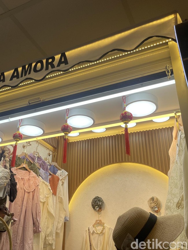 Suasana Little Bangkok di Tanah Abang yang Viral di TikTok, Banyak Baju Lucu