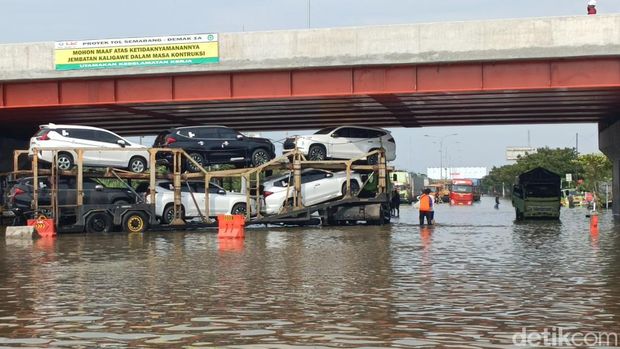 Truk besar mulai melintas di Pantura Kaligawe, Semarang.
