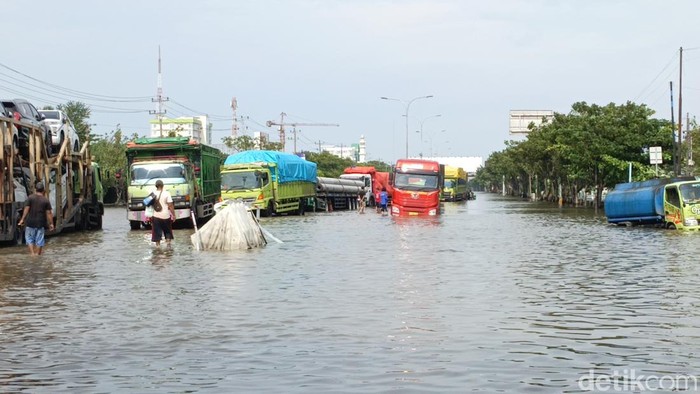 Truk besar mulai melintas di Pantura Kaligawe, Semarang.