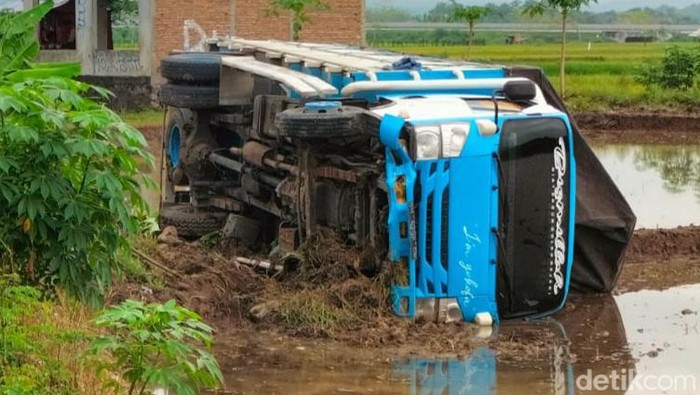 Truk muatan garam terguling di sawah jalan Bangak-Simo, Trayu, Banyudono, Boyolali, Jumat (15/3/2024).