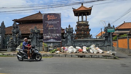 Tumpukan sampah di Desa Kusamba, Klungkung, Jumat (15/3/2024).