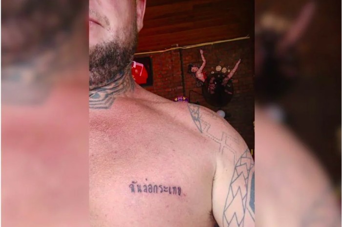 Turis terbangun dengan tato bahasa Thailand di tubuhnya