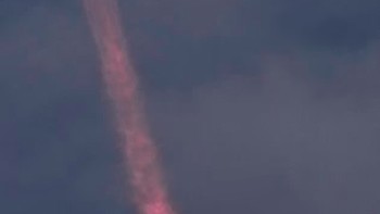 Pada pengujian awal, mesin booster Raptor FFSC ke-33 terlihat bersinar dengan sukses dalam pembakaran tahap panas, berfungsi penuh saat pesawat meluncur ke orbit. Foto: SpaceX via Daily Mail