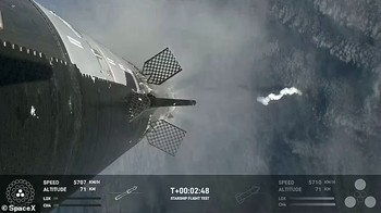 Namun pasokan energi terhenti sebelum booster dapat meluncur ke Teluk Meksiko, sehingga nasib roket yang dapat digunakan kembali tersebut menjadi tidak jelas. Foto: SpaceX via Daily Mail