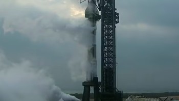 Starship SpaceX dan booster Super Heavy yang unik dan dapat digunakan kembali (atas) sebagai bahan bakar. Terbuat dari bahan bakar metana dan oksigen cair yang dingin secara kriogenik dan bertekanan tinggi. Foto: SpaceX via Daily Mail